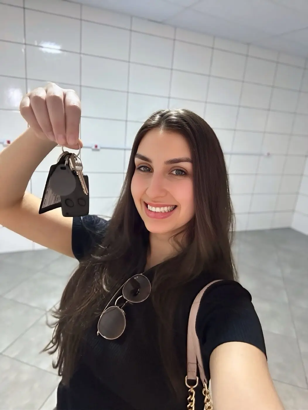 Carolina Padilha segurando as chaves da cozinha nova