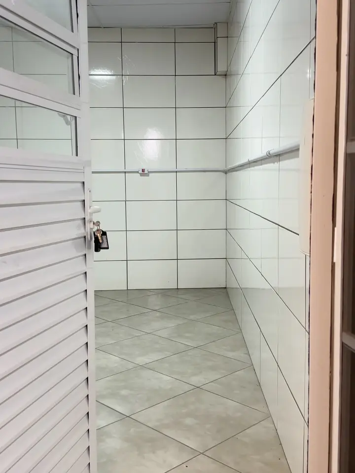 Espaço vazio da cozinha nova, antes de operar