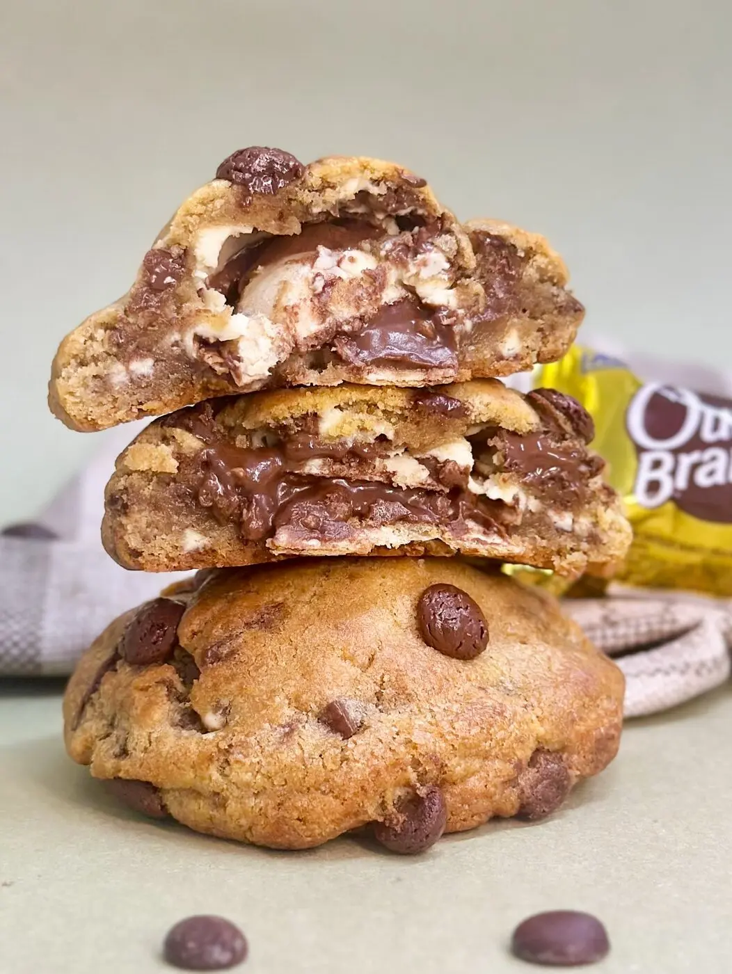 Cookie Ouro Branco partido, mostrando um bombom inteiro no recheio