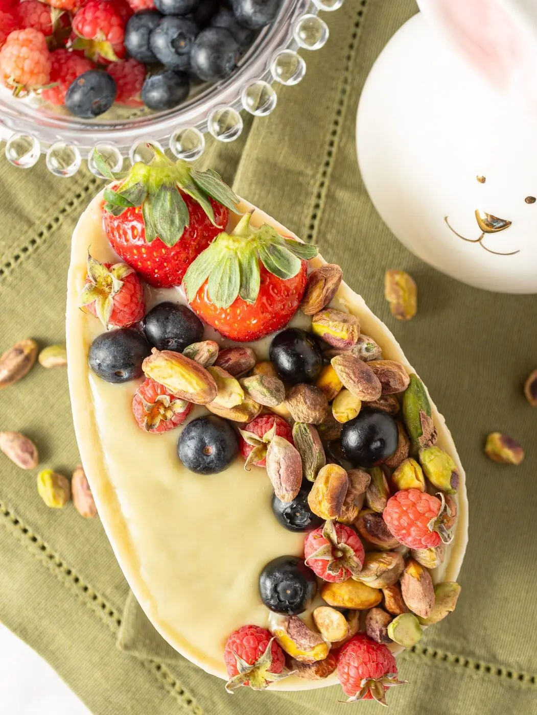 Ovo de colher de Páscoa com frutas vermelhas frescas